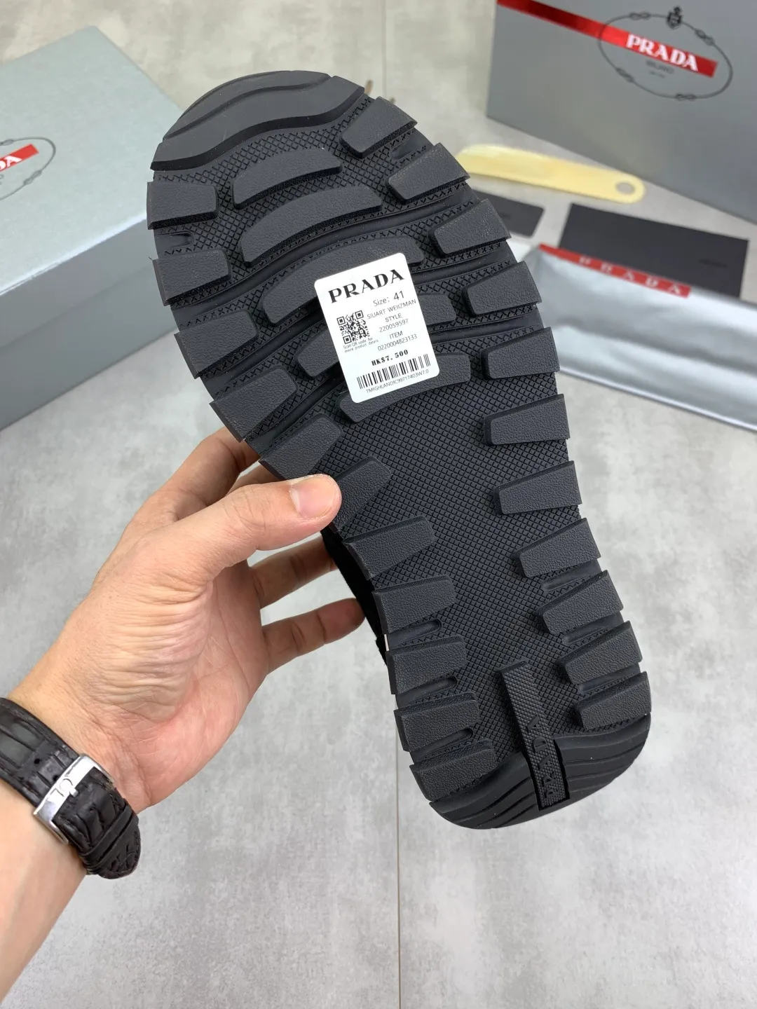 Men's Men's Shoes 💰P560 💰【New Style】 The latest model of high-quality PRADA classic men's shoes has been launched on the official website at a 1:1 replica, synchronized in Hong Kong and on the same catwalk; all made of calfskin➕imported cowhide lining, 🍡🍡original rubber outsole, non-slip and wear-resistant; comfortable on the feet, attractive style, fine workmanship, and simple and neat shoe lasts, highlighting a man's courage and toughness, 👍size 38 to 44 (45 can be customized) black White color🉑️choose